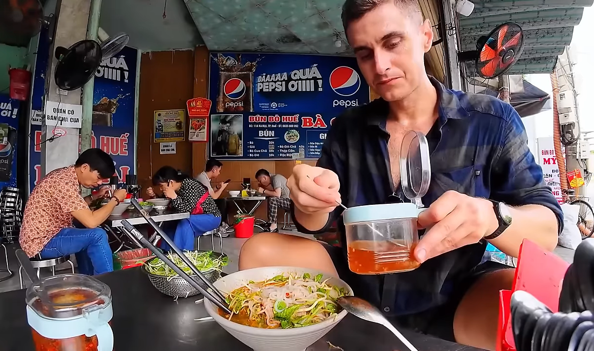 Un expatrié américain se rend à Hue à vélo pour goûter à une célèbre spécialité
