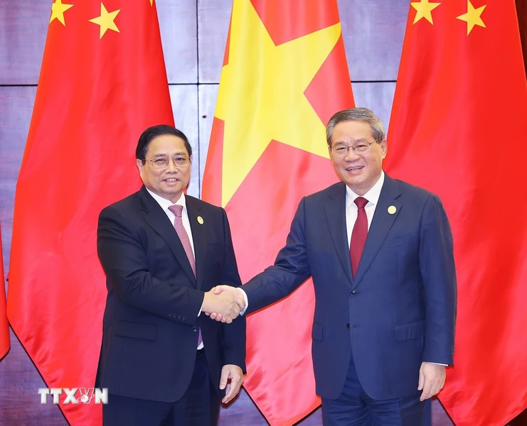 Entretien entre le Premier ministre Pham Minh Chinh et son homologue chinois
