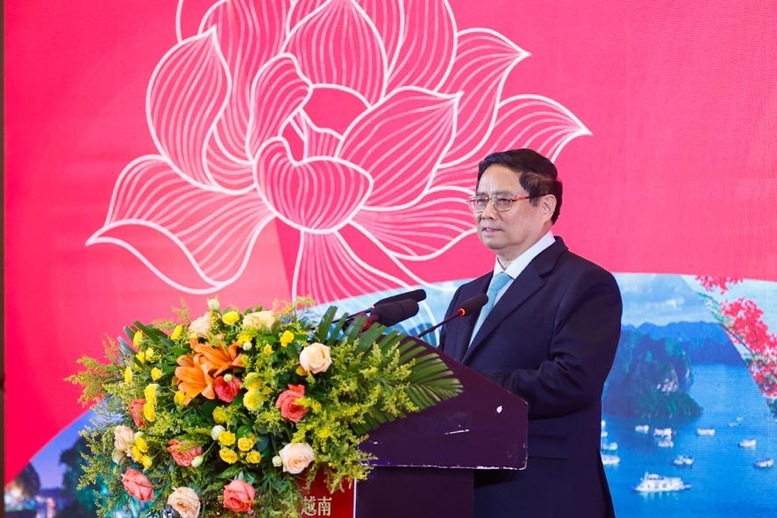 Le PM assiste à un programme de présentation de la culture et du tourisme vietnamiens à Chongqing Chine