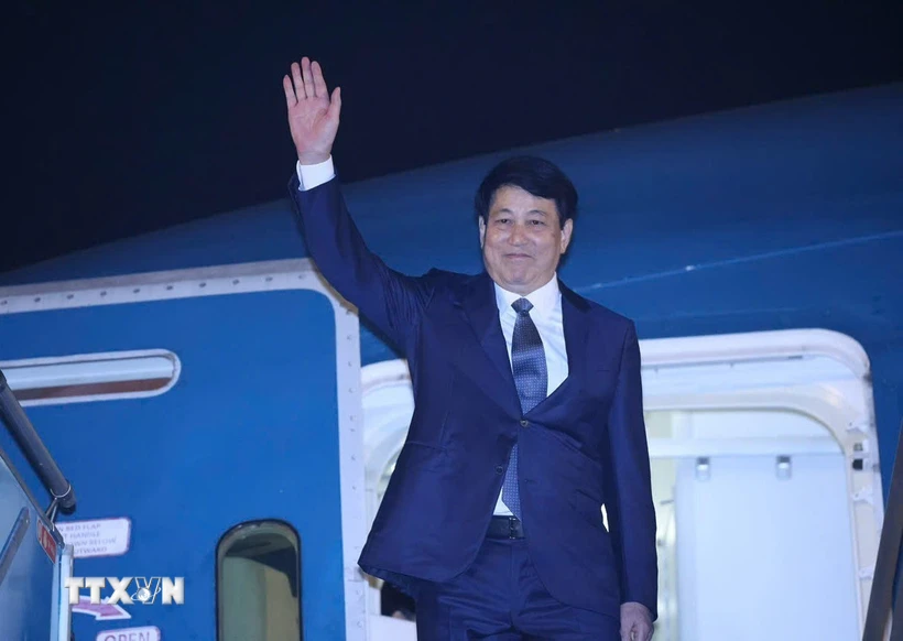 Le président Luong Cuong quitte Hanoi pour ses visites officielles au Chili et au Pérou et sa participation à la Semaine des dirigeants économiques de l APEC