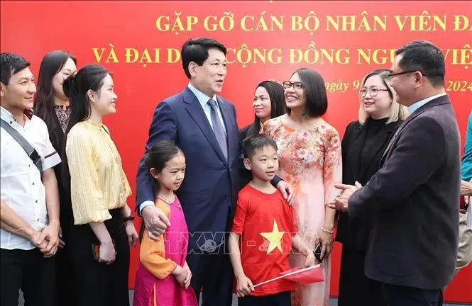 Le président Luong Cuong visite l ambassade et rencontre la communauté vietnamienne au Chili