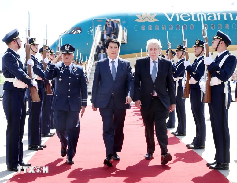 Le président Luong Cuong arrive à Santiago, entamant sa visite officielle en République du Chili