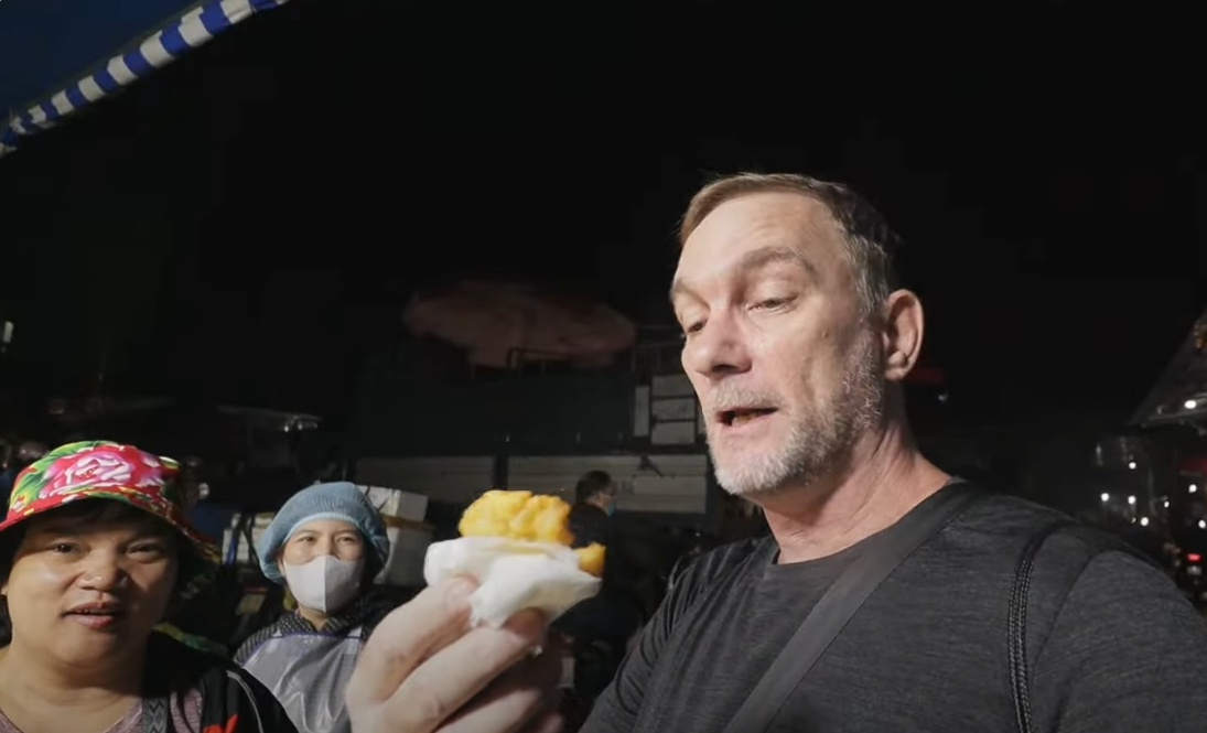 Aventures matinales un touriste étranger savoure un marché animé de Hanoï