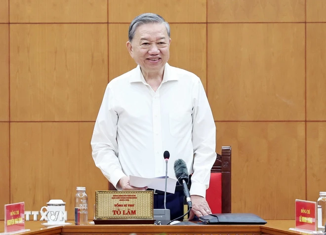 Le chef du Parti travaille avec les sous-Comités des documents et des statuts du Parti