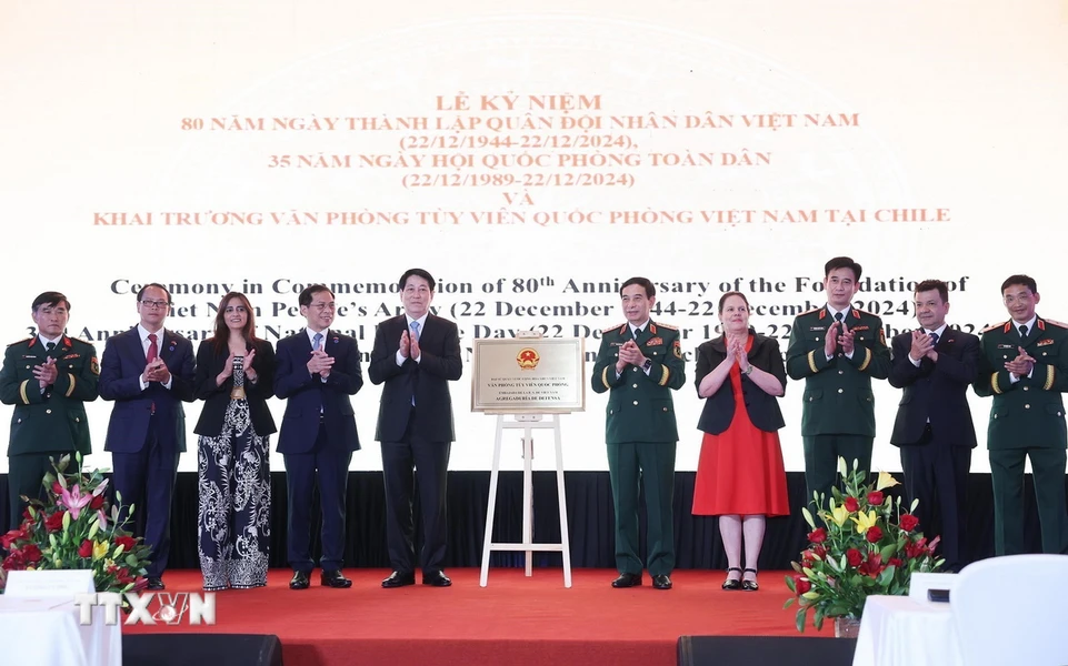 Le président Luong Cuong à la célébration des 80 ans de la fondation de l Armée populaire du Vietnam au Chili