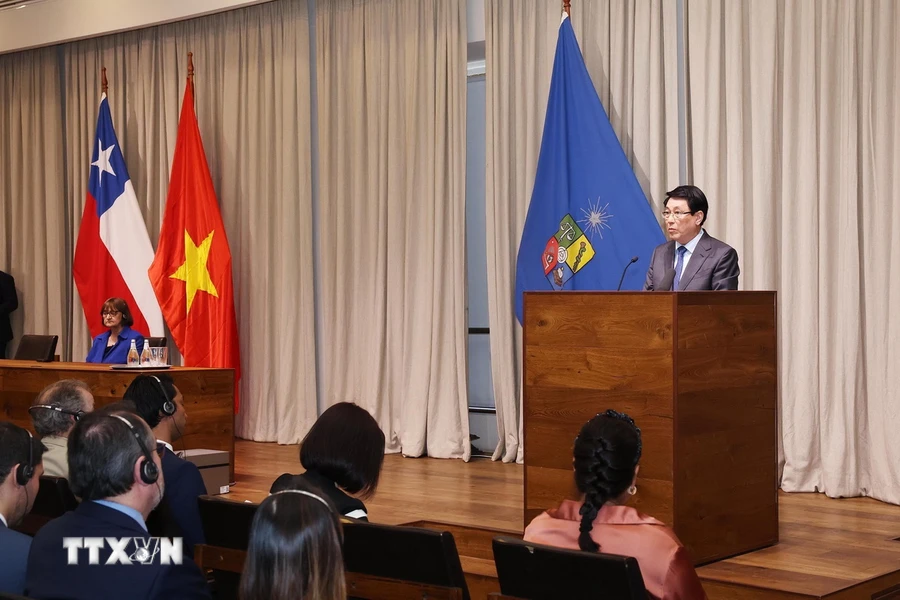 Le président vietnamien Luong Cuong prononce un discours politique à l Université du Chili