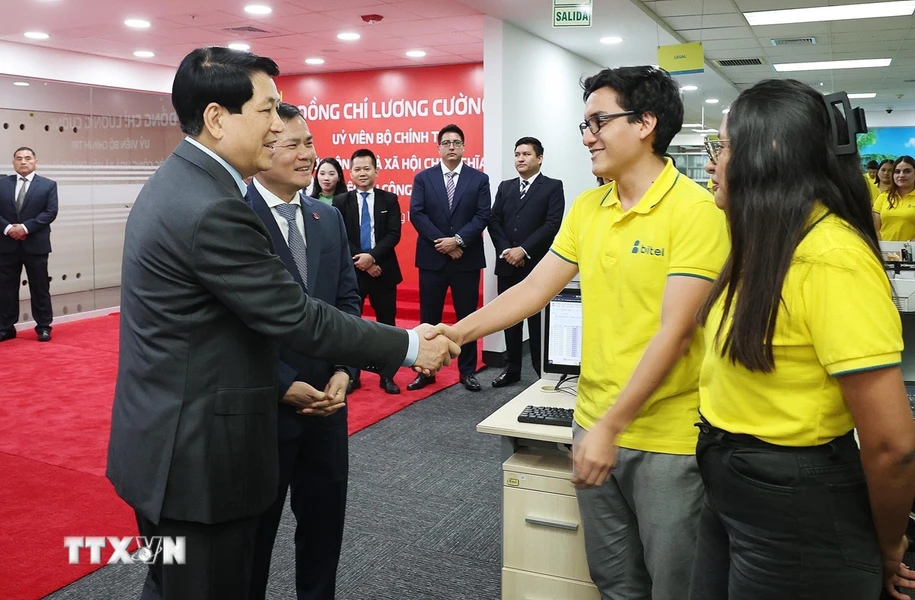Le président Luong Cuong visite et travaille avec Viettel Peru S A C