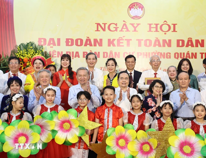 Le leader du PCV participe à la Fête de la grande union nationale à Hanoï