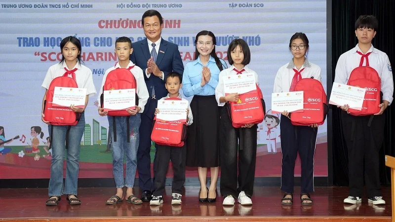 Des bourses d une valeur de 1,7 milliard de dongs remises à 200 élèves défavorisés