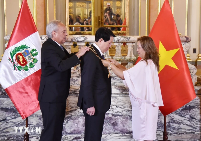 Le président vietnamien honoré de la Grand-Croix de l Ordre du Soleil du Pérou