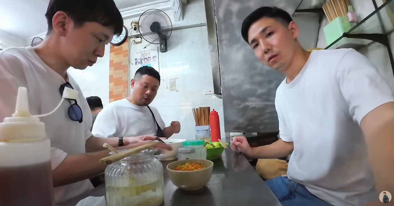 La première dégustation du pho de Hanoï par un invité japonais se termine par des éloges