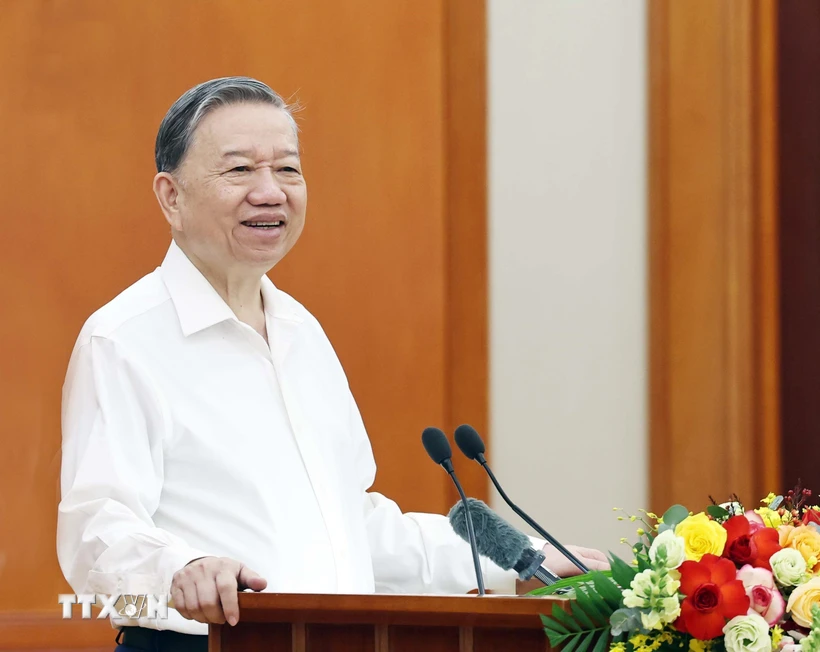 Le secrétaire général To Lam travaille avec le sous-comité socio-économique pour le 14e Congrès national du Parti