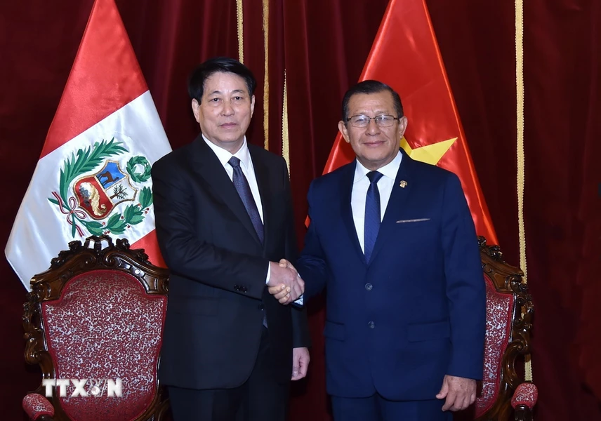Le président Luong Cuong rencontre le président du Congrès du Pérou
