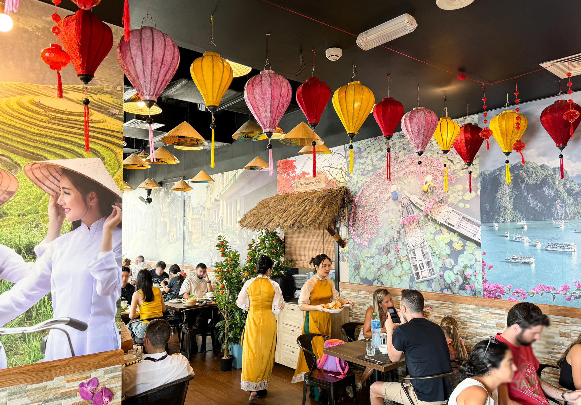 Un couple vietnamien présente le pho aux Émirats arabes unis