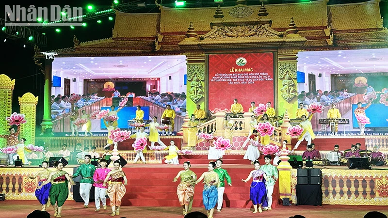 Ouverture du Festival Ooc Om Boc - Course de bateaux Ngo à Soc Trang