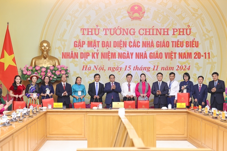 Le Premier ministre Pham Minh Chinh rencontre des enseignants exemplaires
