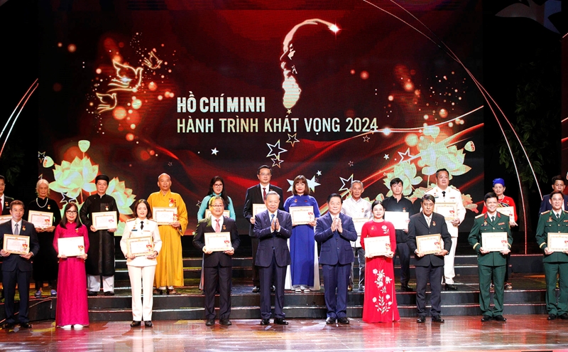 Le secrétaire général du Parti au spectacle Hô Chi Minh - Voyage d’aspiration 2024