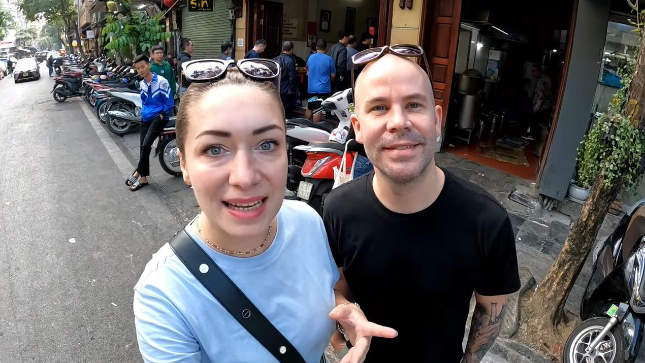 Les touristes étrangers dégustent le pho de Hanoï  Le meilleur de tous les temps