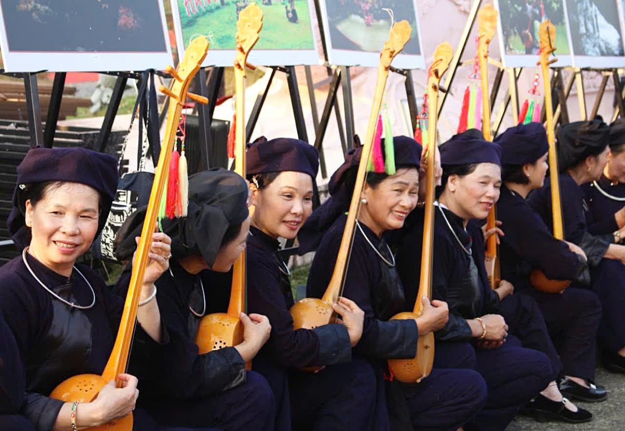 Les couleurs culturelles au 7ème Festival des arts du chant Then et de la cithare tính