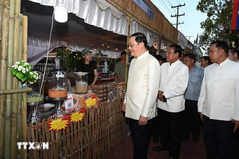 Le Vietnam au festival de gastronomie, d exposition et de distribution de produits au Laos
