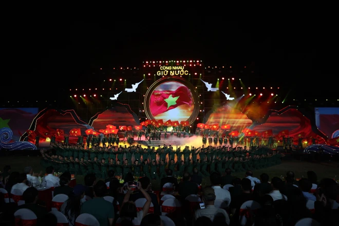 La Cité impériale de Thang Long illuminée par la soirée artistique «Ensemble pour défendre le pays»