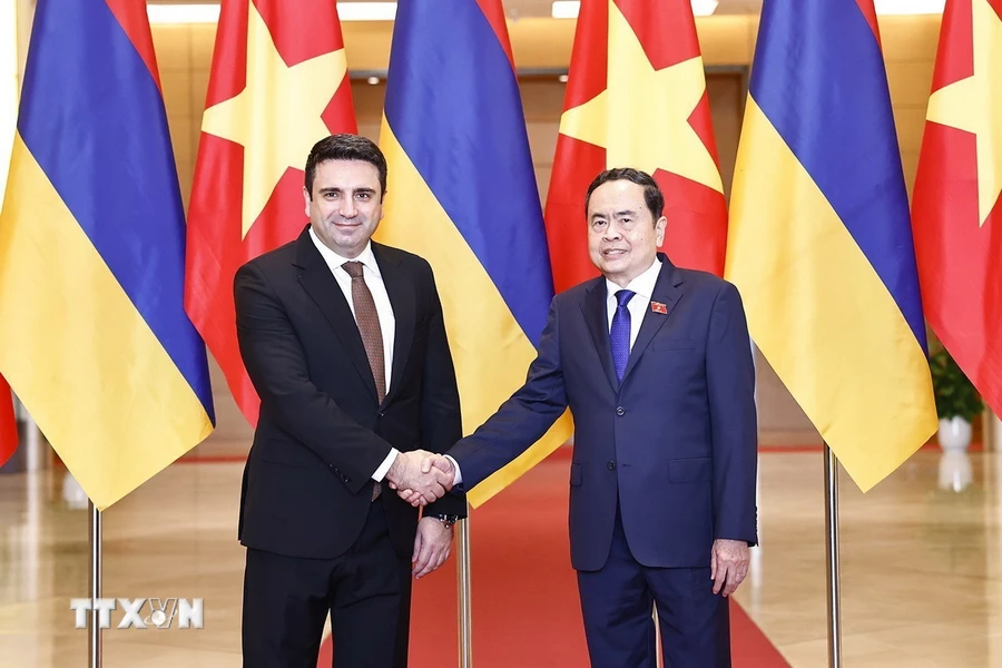Entretien entre les présidents des Assemblées nationales vietnamienne et arménienne