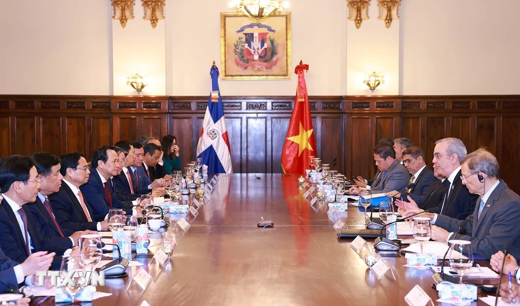 Entretien entre le Premier ministre vietnamien et le président de la République dominicaine
