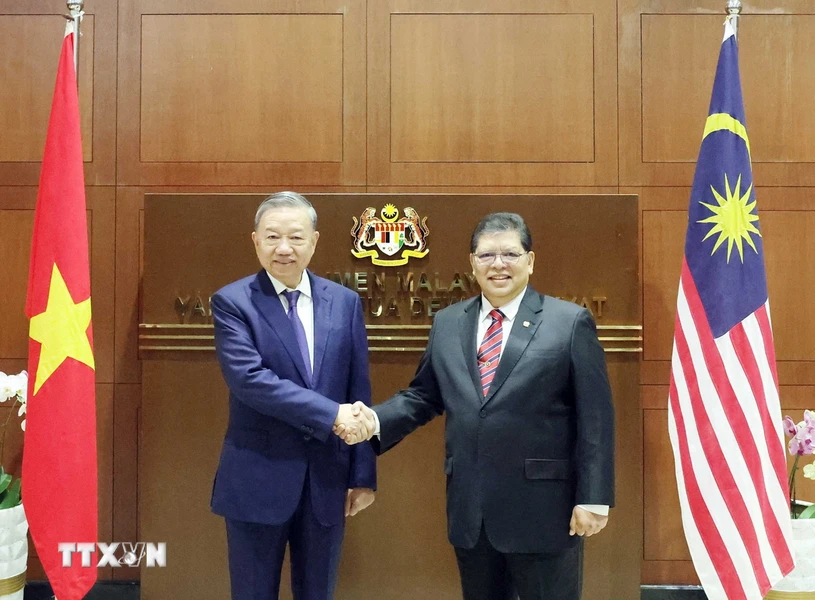 Le secrétaire général du Parti To Lam rencontre le président de la Chambre des représentants de Malaisie