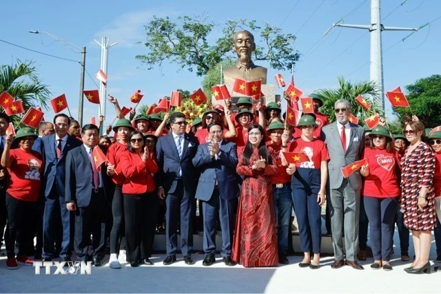 Le PM Pham Minh Chinh à la cérémonie d inauguration de la statue réhabilitée du Président Ho Chi Minh à Saint-Domingue