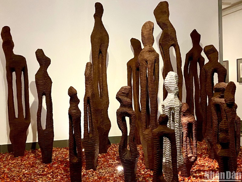 Une exposition présente les œuvres d un artiste japonais sur le mouvement dans le silence