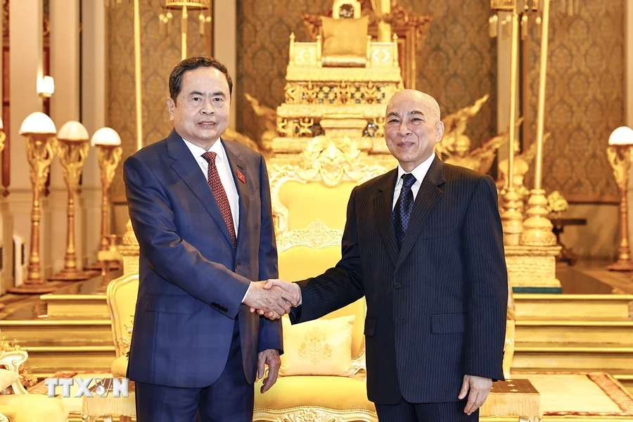Le président de l’Assemblée nationale du Vietnam rencontre le roi du Cambodge