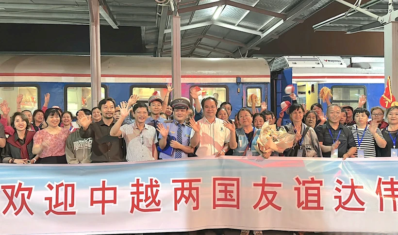 Le Vietnam accueille 400 touristes chinois en train charter