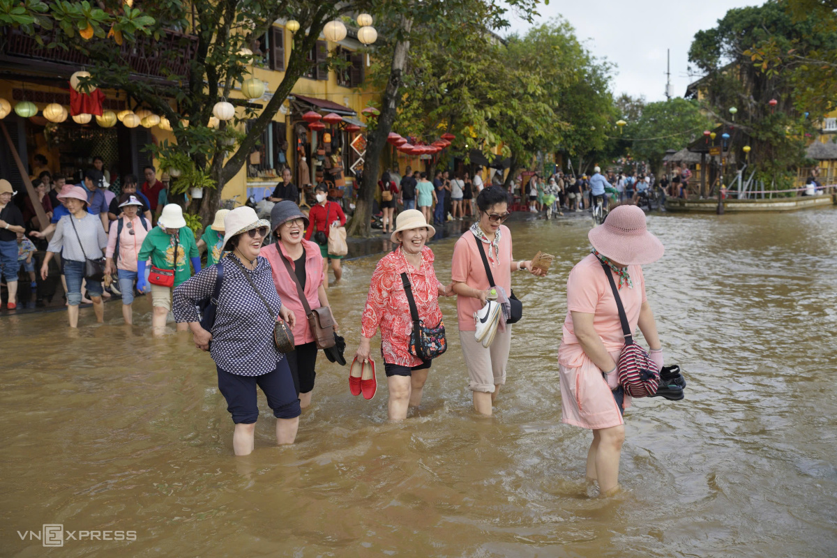 Les touristes étrangers ravis d explorer Hoi An les pieds dans l eau