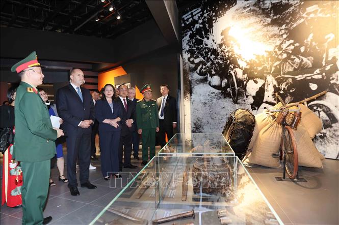 La vice-présidente Vo Thi Anh Xuan et le président bulgare visitent le Musée d histoire militaire du Vietnam