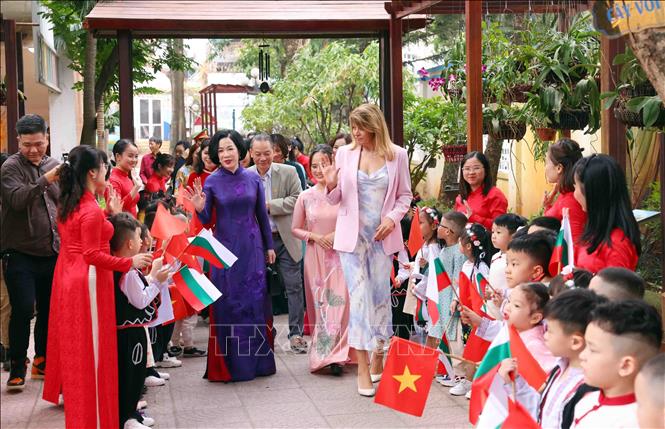 Les épouses des présidents vietnamien et bulgare visitent une école maternelle à Hanoï