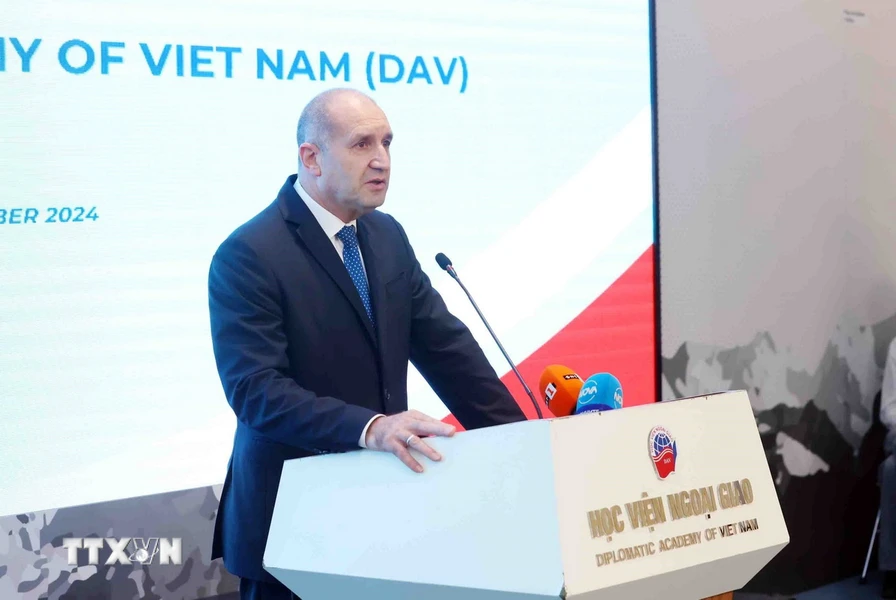 Le président bulgare Rumen Radev visite l’Académie diplomatique du Vietnam