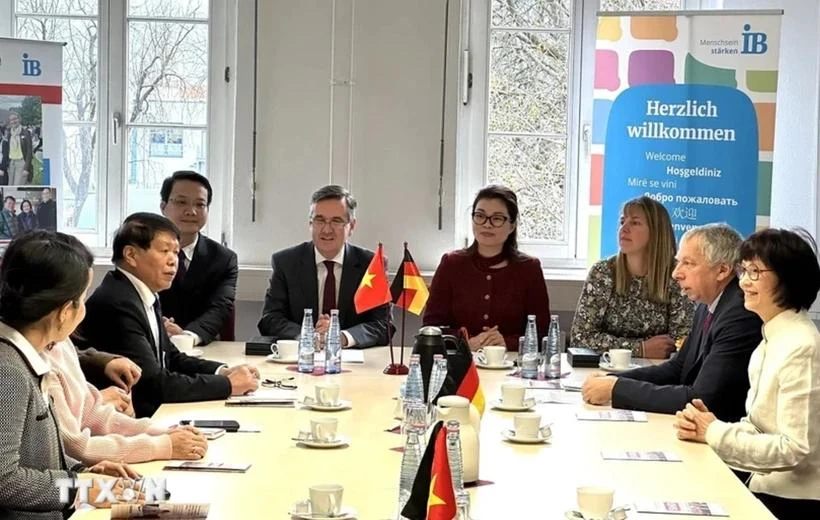 Une entreprise vietnamienne coopère sur le travail avec des partenaires allemands