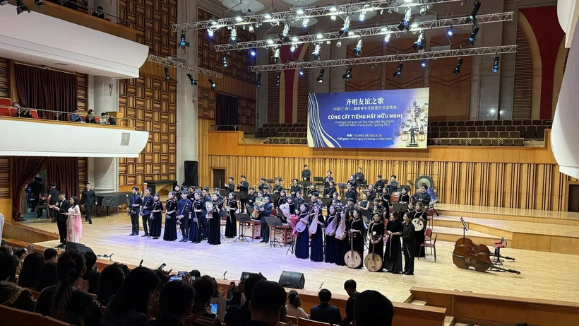 Programme musical entre jeunes vietnamiens et chinois à Hanoï