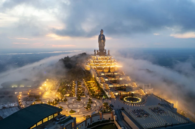 La beauté ravissante du pont d Or et du mont Ba Den mise en valeur dans un journal britannique