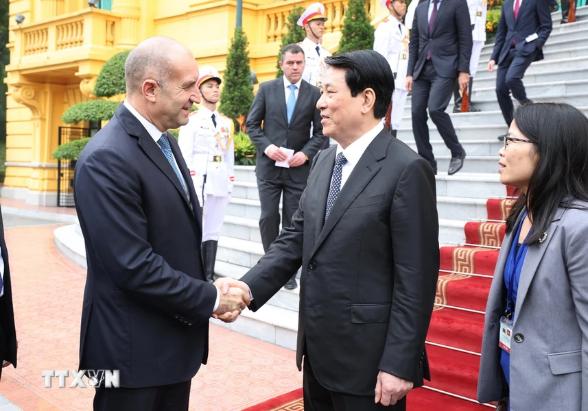 Le président bulgare termine avec succès sa visite officielle au Vietnam