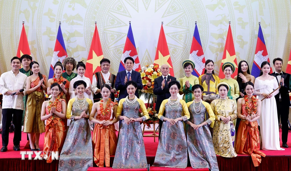 Le chef de l’État vietnamien préside un banquet en l’honneur du roi du Cambodge