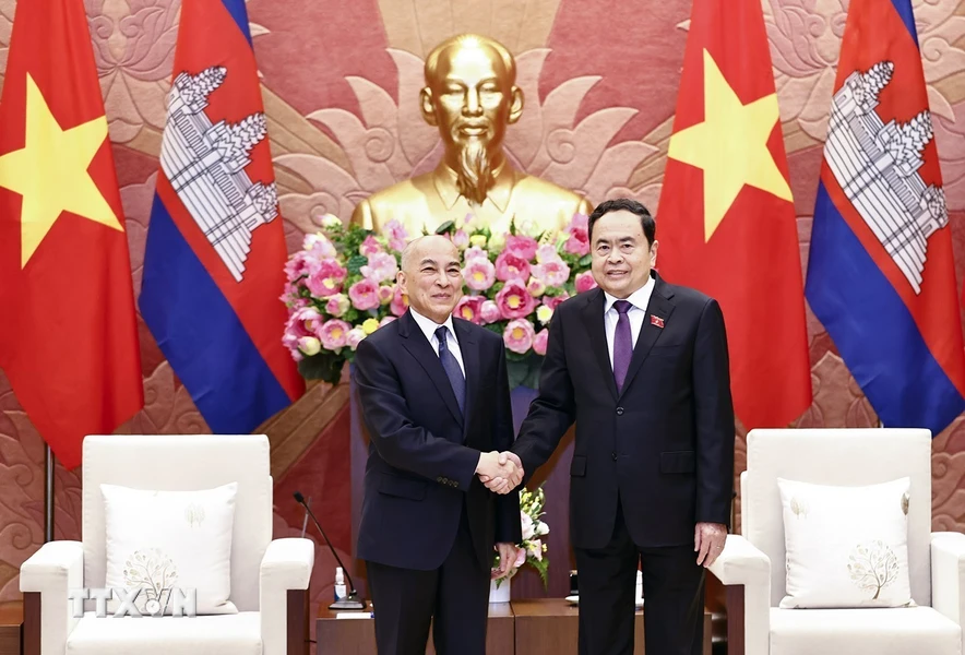 Le président de l’Assemblée nationale rencontre le roi du Cambodge à Hanoï