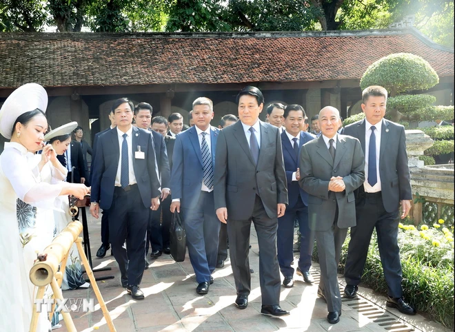 Le président Luong Cuong et le roi du Cambodge prennent le thé au Temple de la Littérature