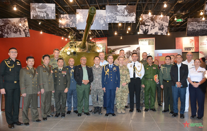 Des attachés militaires étrangers visitent le nouveau Musée d’histoire militaire du Vietnam