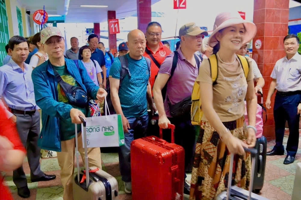 Le train trans-vietnamien dépose près de 500 voyageurs chinois sur les plages de Nha Trang