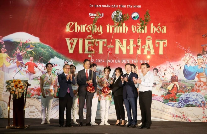 Le mont Bà Den se pare des couleurs de la Semaine culturelle Vietnam-Japon