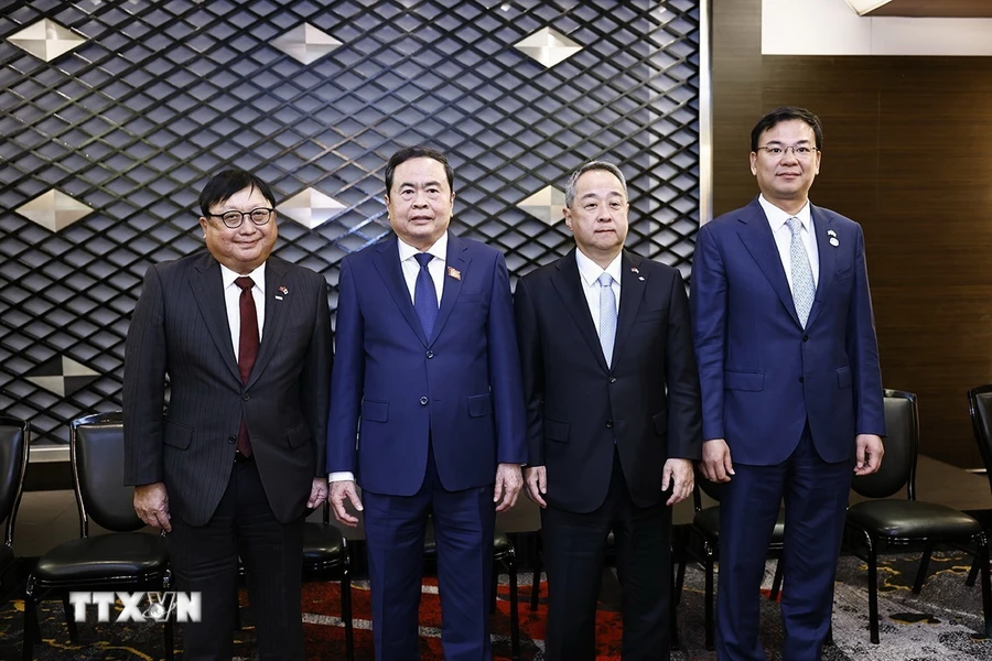 Petit-déjeuner de travail entre le président de l AN vietnamienne et les dirigeants de la Keidanren