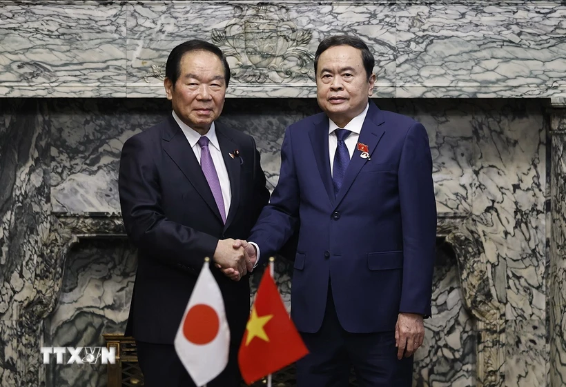 Entretien entre le président de l AN vietnamienne et le président de la Chambre des représentants du Japon