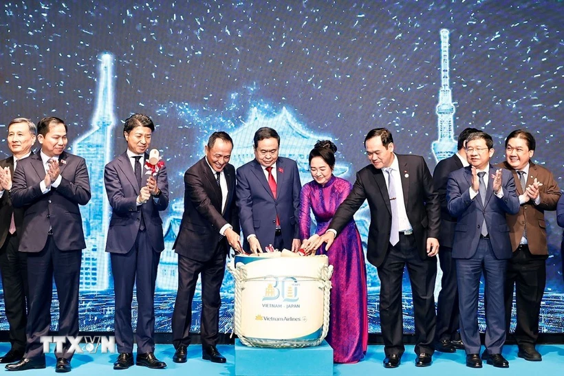 Le président de l AN assiste à la cérémonie marquant le 30e anniversaire du 1er vol direct entre le Vietnam et le Japon