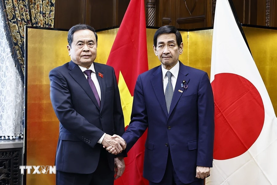 Entretien entre le président de l AN Tran Thanh Man et le président de la Chambre des conseillers Sekiguchi Masakazu